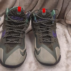 LEBRON JAMES NIKE SNEAKERS SIZE 7 YOUTH